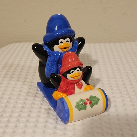 Penguins On A Sled Salt & Pepper Shakers - Picture 1 of 5